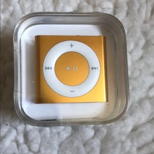 Apple iPod shuffle - Gold. 2 GB. New.